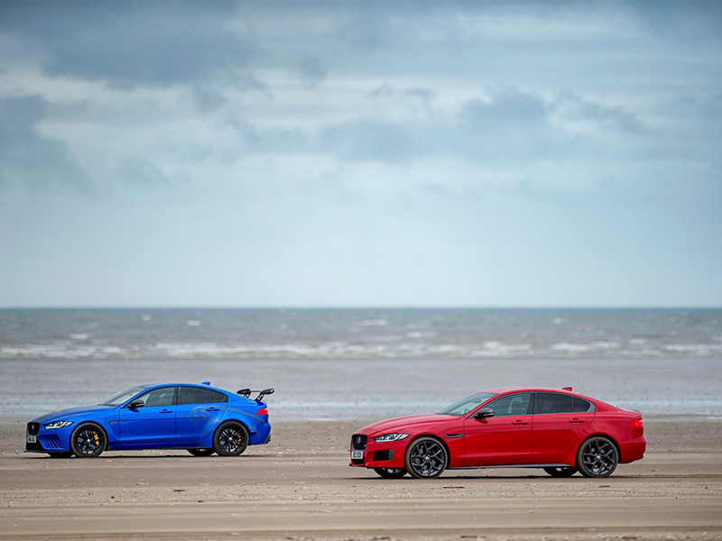 سيارتان من سلالة واحدة: جاكوار XE 300 SPORT وXE SV ... تستعرضان أداءهما على رمال شاطئ بيندين ساندز في مقاطعة ويلز